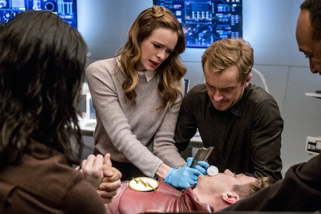 The Flash -- "The Wrath of Savitar" --FLA315b_0035b.jpg -- Pictured (L-R): Carlos Valdes as Cisco Ramon, Danielle Panabaker as Caitlin Snow, Grant Gustin as Barry Allen and Tom Felton as Julian Albert -- Photo: Katie Yu/The CW -- é 2017 The CW Network, LLC. All rights reserved.