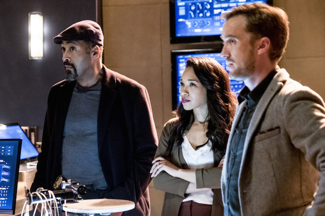 The Flash -- "The Wrath of Savitar" -- FLA315b_0126b.jpg -- Pictured (L-R): Jesse L. Martin as Detective Joe West, Candice Patton as Iris West and Tom Felton as Julian Albert -- Photo: Katie Yu/The CW -- é 2017 The CW Network, LLC. All rights reserved.