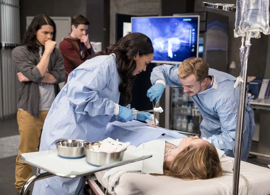 The Flash -- "Abra Kadabra" -- FLA318c_0225b.jpg -- Pictured (L-R): Carlos Valdes as Cisco Ramon, Grant Gustin as Barry Allen, Candice Patton as Iris West, Danielle Panabaker as Caitlin Snow and Tom Felton as Julian Albert -- Photo: Jack Rowand/The CW -- © 2017 The CW Network, LLC. All rights reserved.