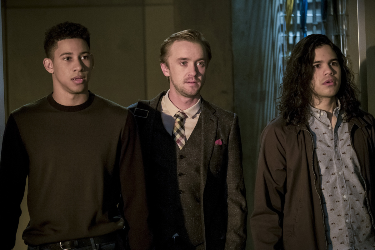The Flash -- "Cause and Effect" -- FLA321a_0021b.jpg -- Pictured (L-R): Keiynan Lonsdale as Wally West, Tom Felton as Julian Albert and Carlos Valdes as Cisco Ramon -- Photo: Jeff Weddell /The CW -- é 2017 The CW Network, LLC. All rights reserved.