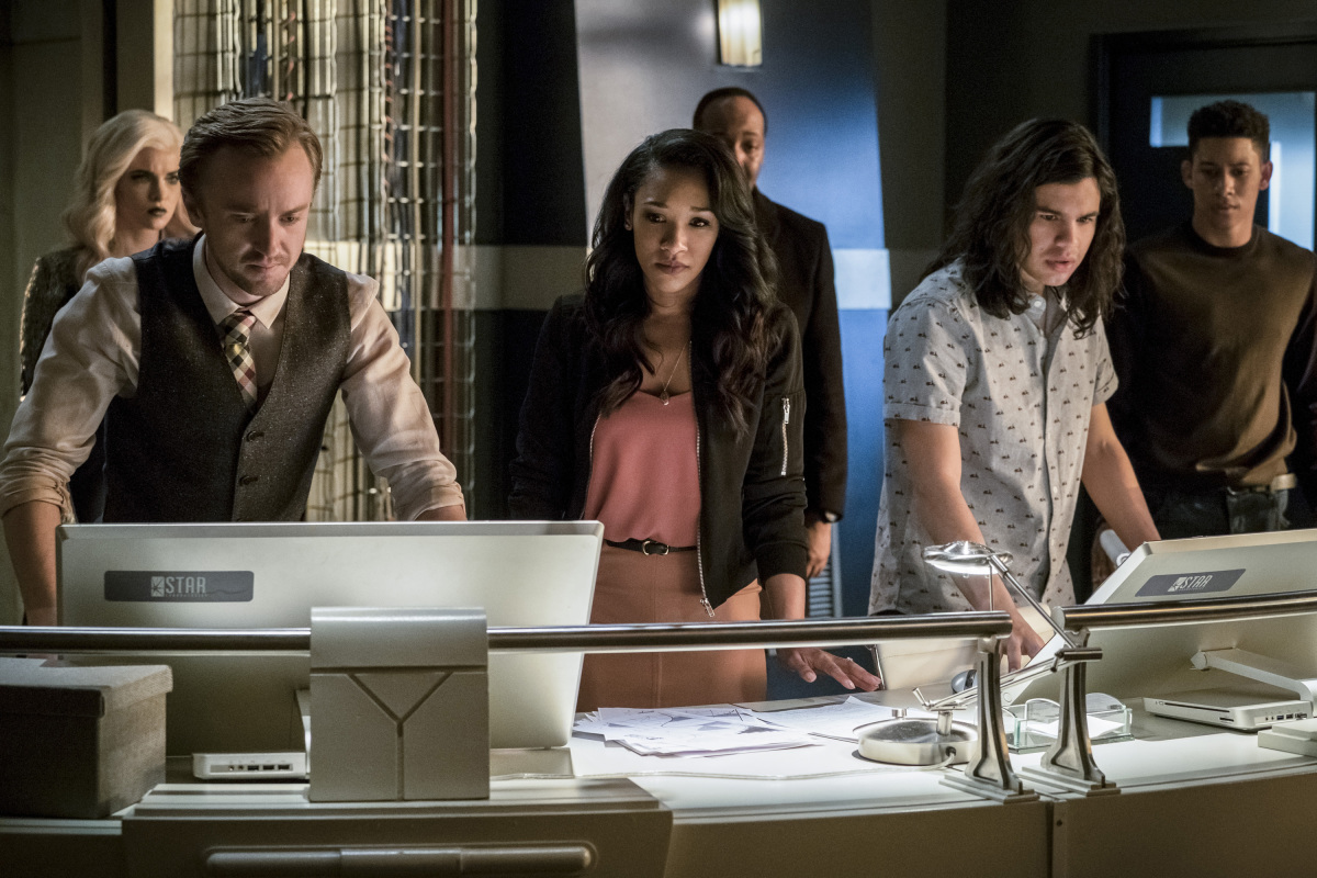 The Flash -- "Cause and Effect" -- FLA321a_0646b.jpg -- Pictured (L-R): Danielle Panabaker as Killer Frost, Tom Felton as Julian Albert, Candice Patton as Iris West, Jesse L. Martin as Detective Joe West, Carlos Valdes as Cisco Ramon and Keiynan Lonsdale as Wally West -- Photo: Jeff Weddell /The CW -- é 2017 The CW Network, LLC. All rights reserved.