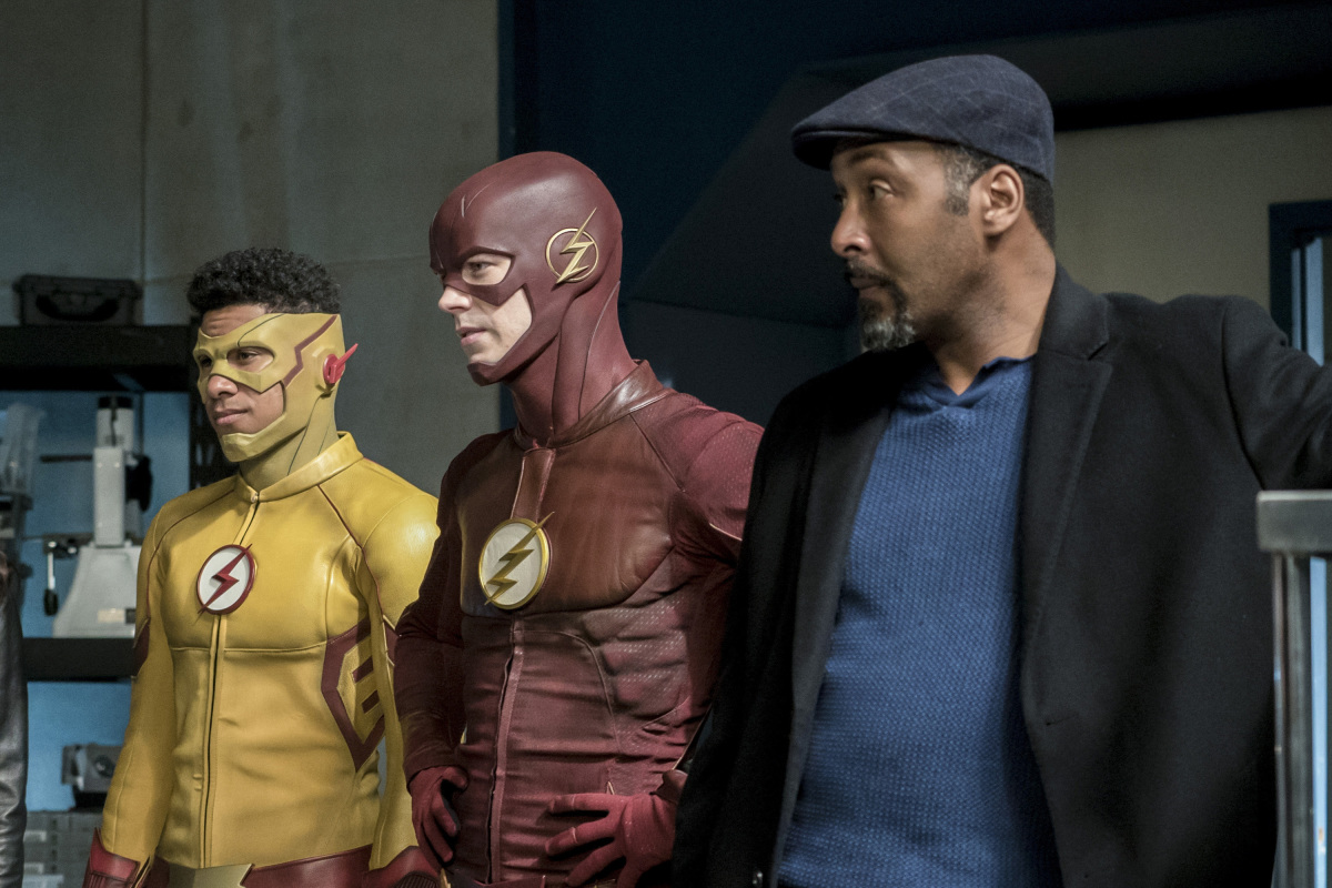 The Flash -- "Cause and Effect" -- FLA321b_0190b.jpg -- Pictured (L-R): Keiynan Lonsdale as Kid Flash, Grant Gustin as The Flash and Jesse L. Martin as Detective Joe West -- Photo: Katie Yu/The CW -- é 2017 The CW Network, LLC. All rights reserved.