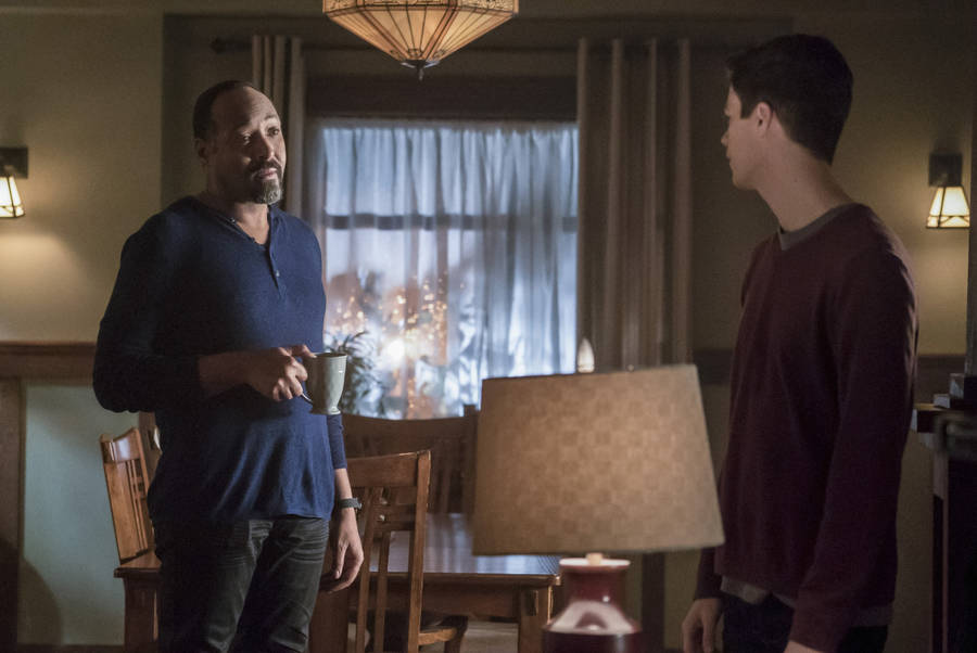 The Flash -- "Finish Line" -- FLA323b_0005b.jpg -- Pictured (L-R): Jesse L. Martin as Detective Joe West and Grant Gustin as Barry Allen -- Photo: Katie Yu /The CW -- é 2017 The CW Network, LLC. All rights reserved.