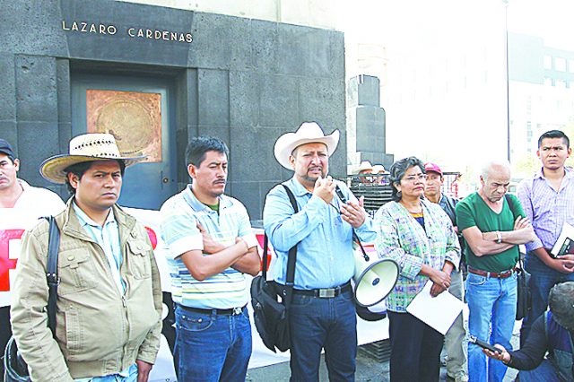 12-CAMPESINOS-MEXIQUENSES-VAN-CON-AMLO-12cm-color