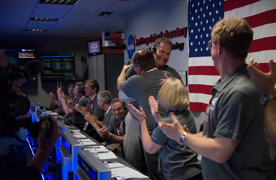 photo of Juno team celebrating at JPL