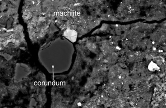 image of the mineral Machiite