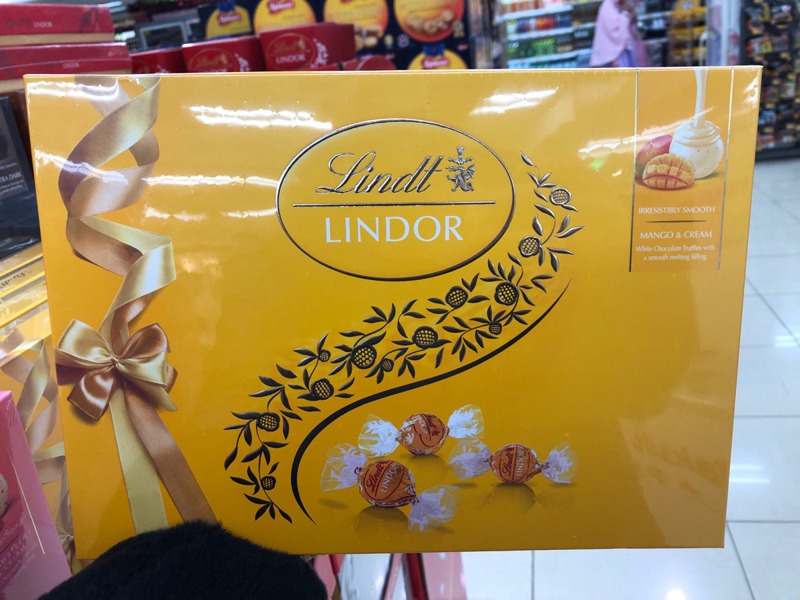 Lindt Lindor Swiss White Chocolate With A Smooth Melting Filling With Mango And Cream 1Source