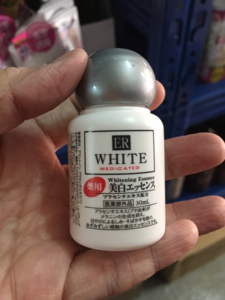 er white medicated whitening essence