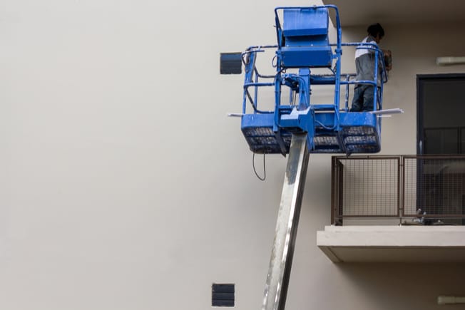 How to Stay Safe While Operating a Manlift
