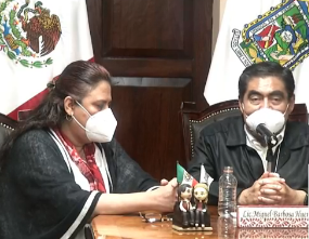 Miguel Barbosa y su esposa felicitan a las madres poblanas