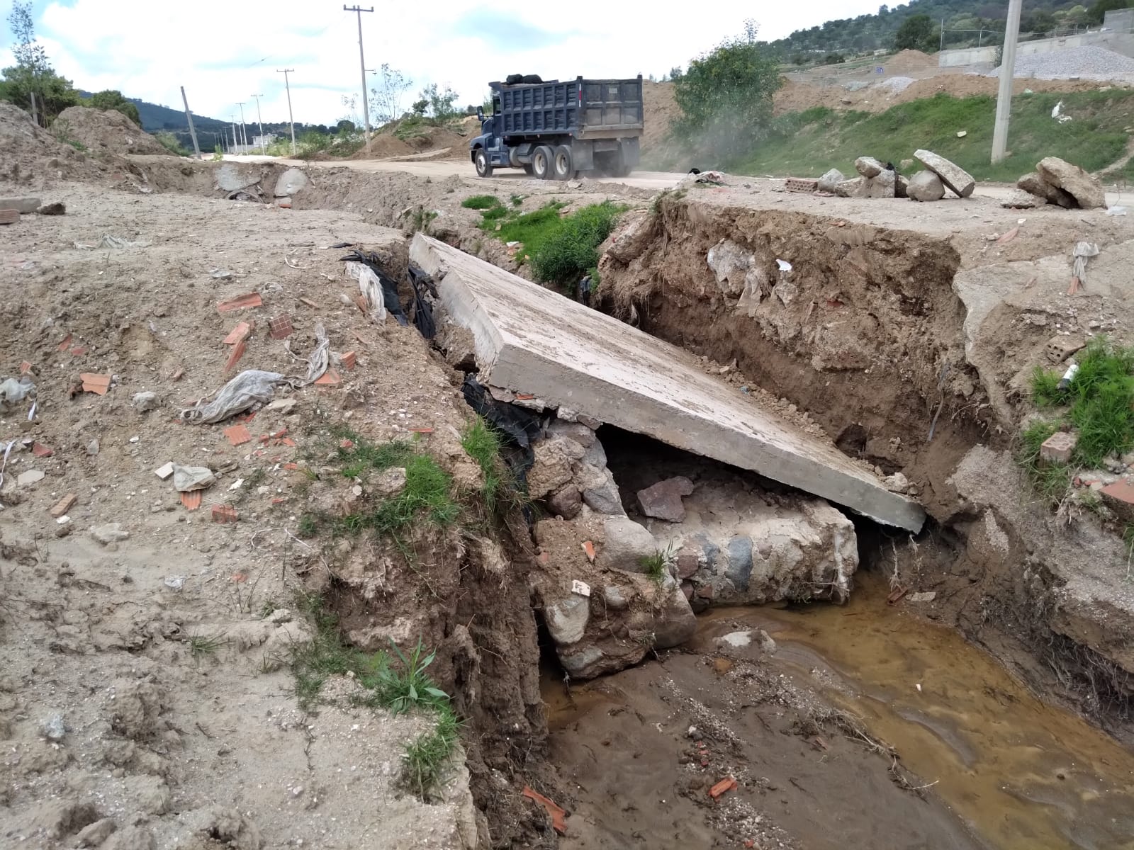 Colapsa puente por falta de mantenimiento y lluvias en #Amozoc.