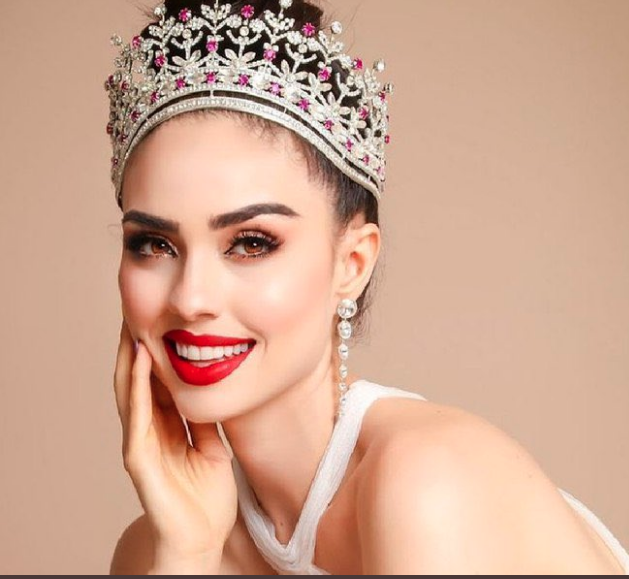 La Sinaloense Debora Hallal es coronada como Mexicana Universal.