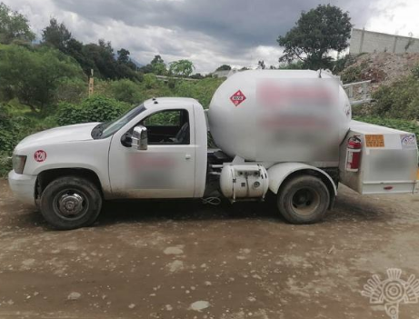 Policías estatales detienen a tres por transportar gas LP presuntamente ilegal