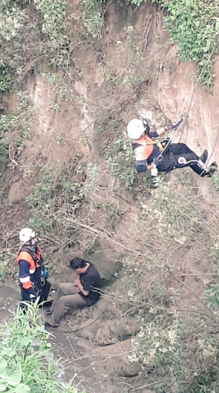 Protección civil rescata a masculino que cayó a una barranca.