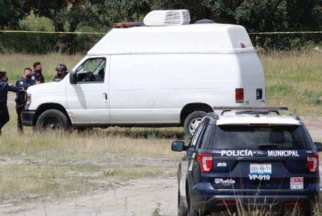 Encuentran 2 cadáveres en los límites de Puebla y #Amozoc.