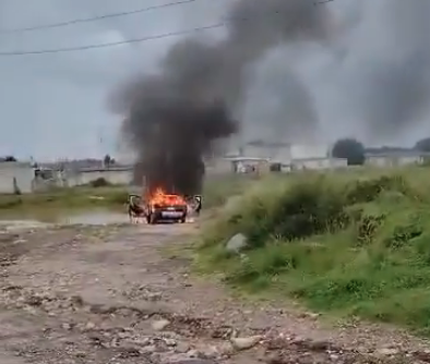 Asaltan a taxista y queman su auto en #Amozoc