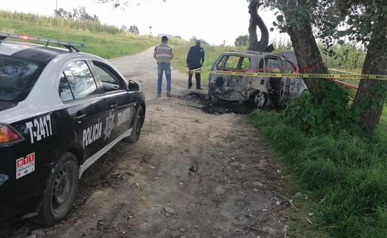 Tránsito Municipal remueve auto calcinado en carretera a San Agustín Tlaxco.