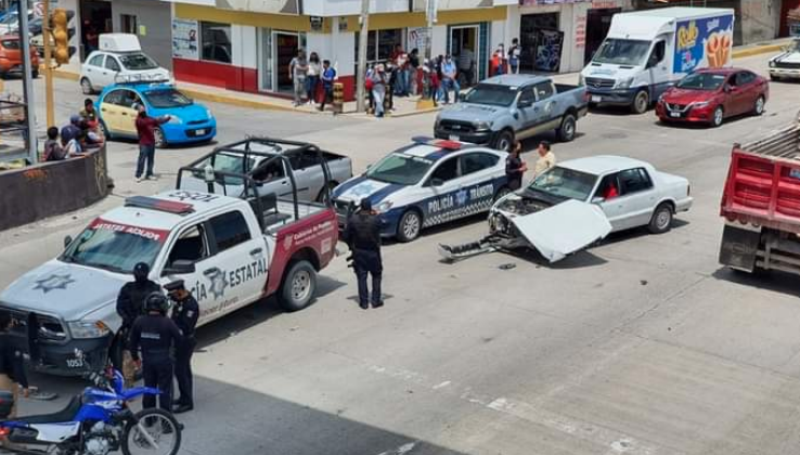 Choca patrulla de Policía Municipal de Amozoc.