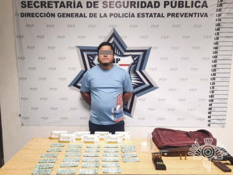 En posesión de arma y droga, Policía Estatal detiene a un hombre en Amozoc.