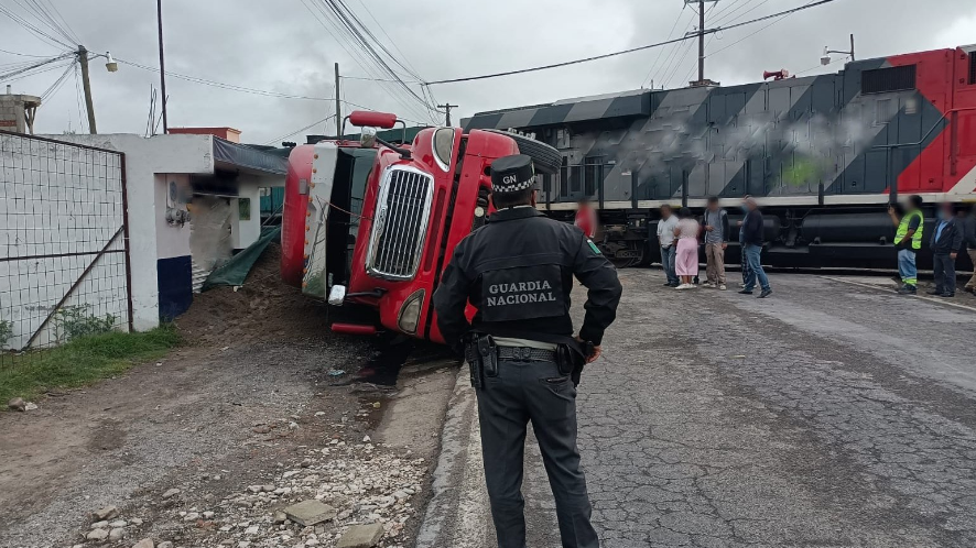 Trailer fue embestido por el tren en Amozoc-Acajete