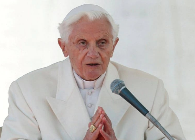 El matrimonio entre personas del mismo sexo es "una deformación de la conciencia", dice Benedicto XVI.