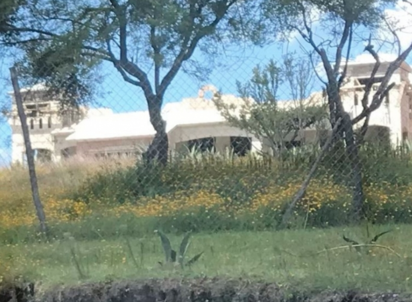 Denuncian construcción de rancho de tipo narco en Amozoc.