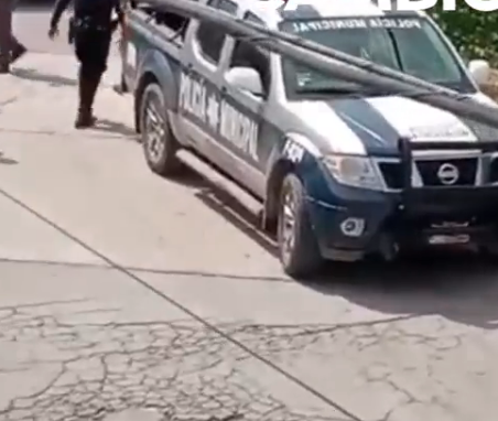 Vecinos en Amozoc detienen a presunto ladrón de Telcel.