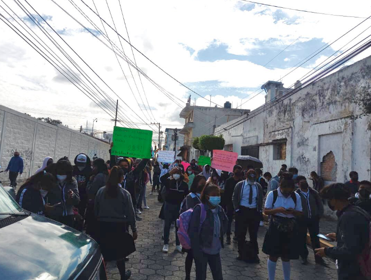Estudiantes de Bachillerato Digital No. 28 vuelven a manifestarse en Ayuntamiento de Amozoc.