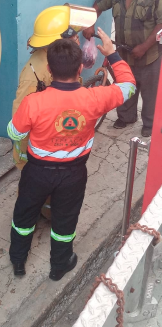 Fueron bomberos de Tepeaca y Acajete quiénes sofocaron fuego en Juguetería de Amozoc.