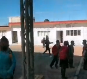 Evacuan escuela primaria por olor a gas.