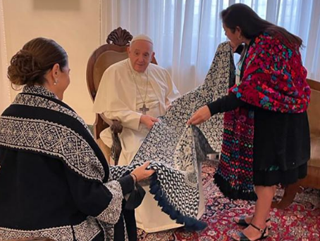 Recibe Papa Francisco a artesanas de Puebla