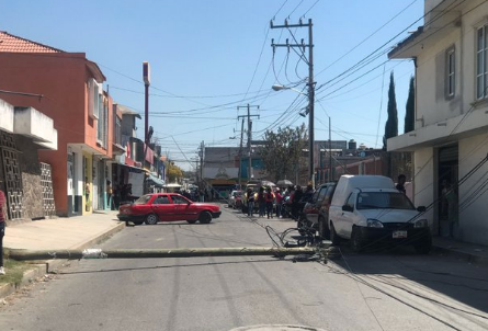 Derriba trailer postes de telefonía en Amozoc.