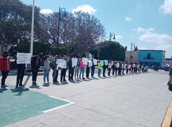 FNERR protesta contra Mario de la Rosa con cadena humana