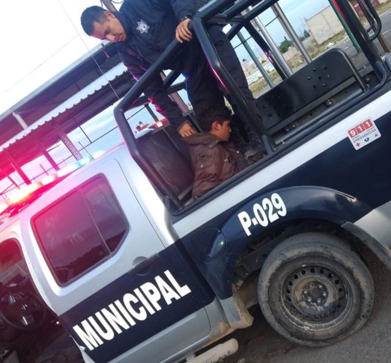 Detienen a sujeto drogado que jaloneaba a quinceañera.