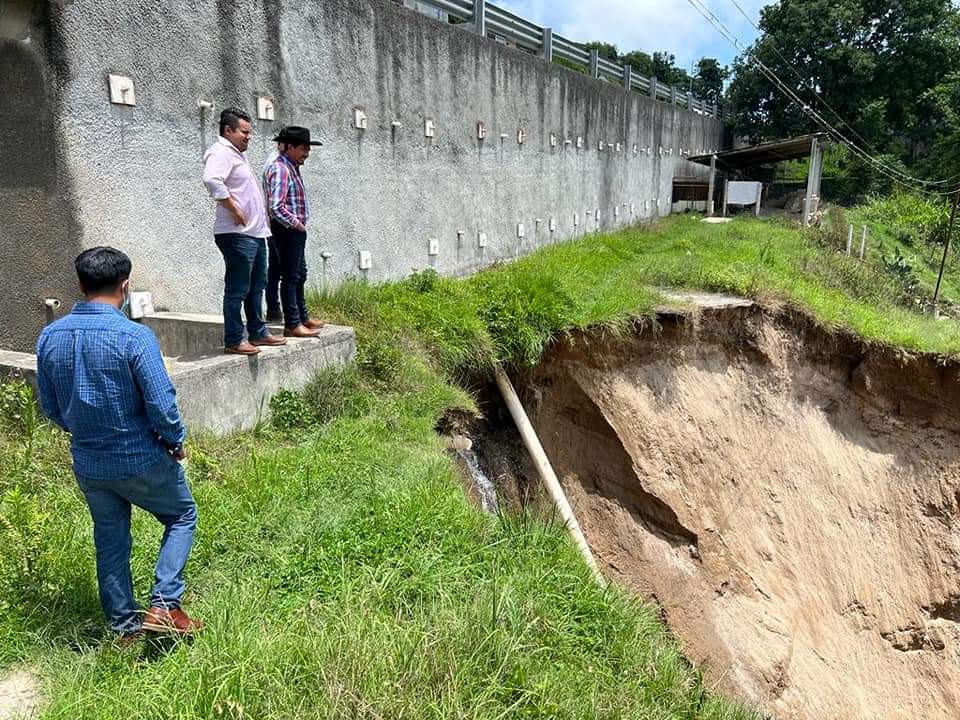Trabajan para evitar crecimiento de socavón a un costado de la carretera federal Amozoc – Nautla