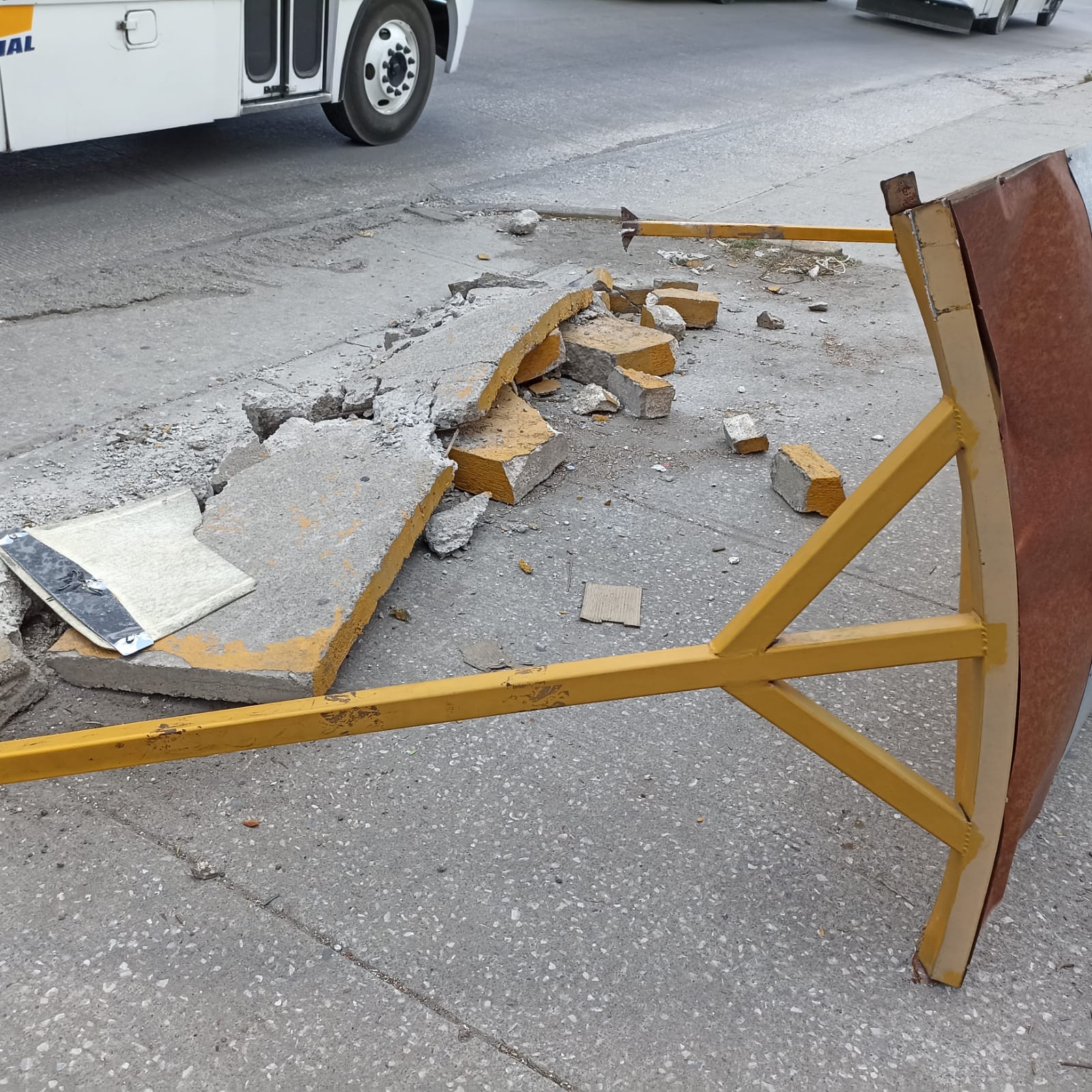 Tractocamión derriba parada de autobús en Amozoc.