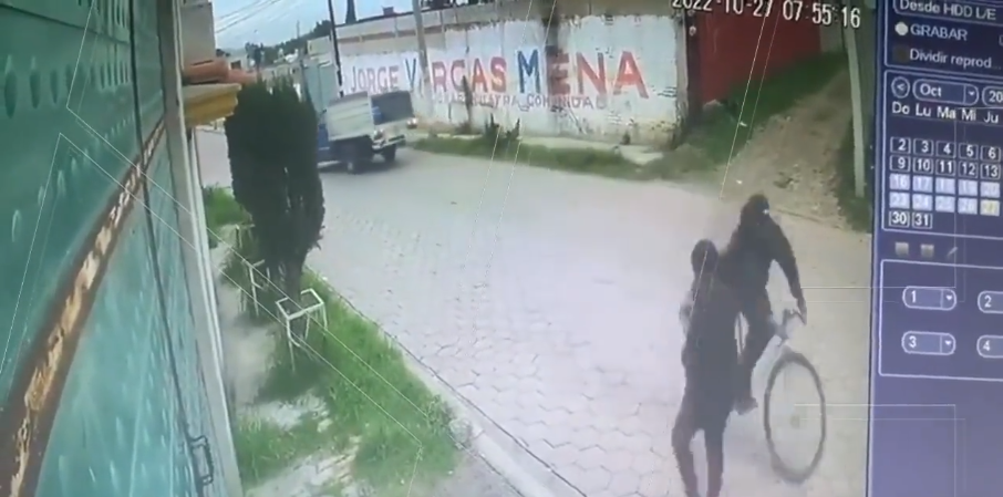 A plena luz del día arrebatan teléfono a mujer en Amozoc