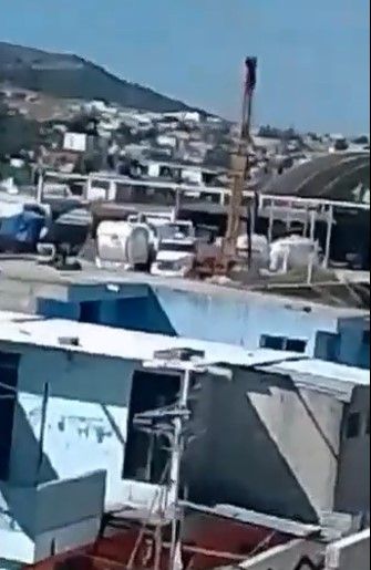 Denuncian en redes perforación de pozo de agua en casa de Mario de la Rosa.