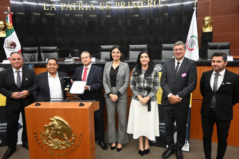 Mario de la Rosa recibe galardón en Senado de la República.