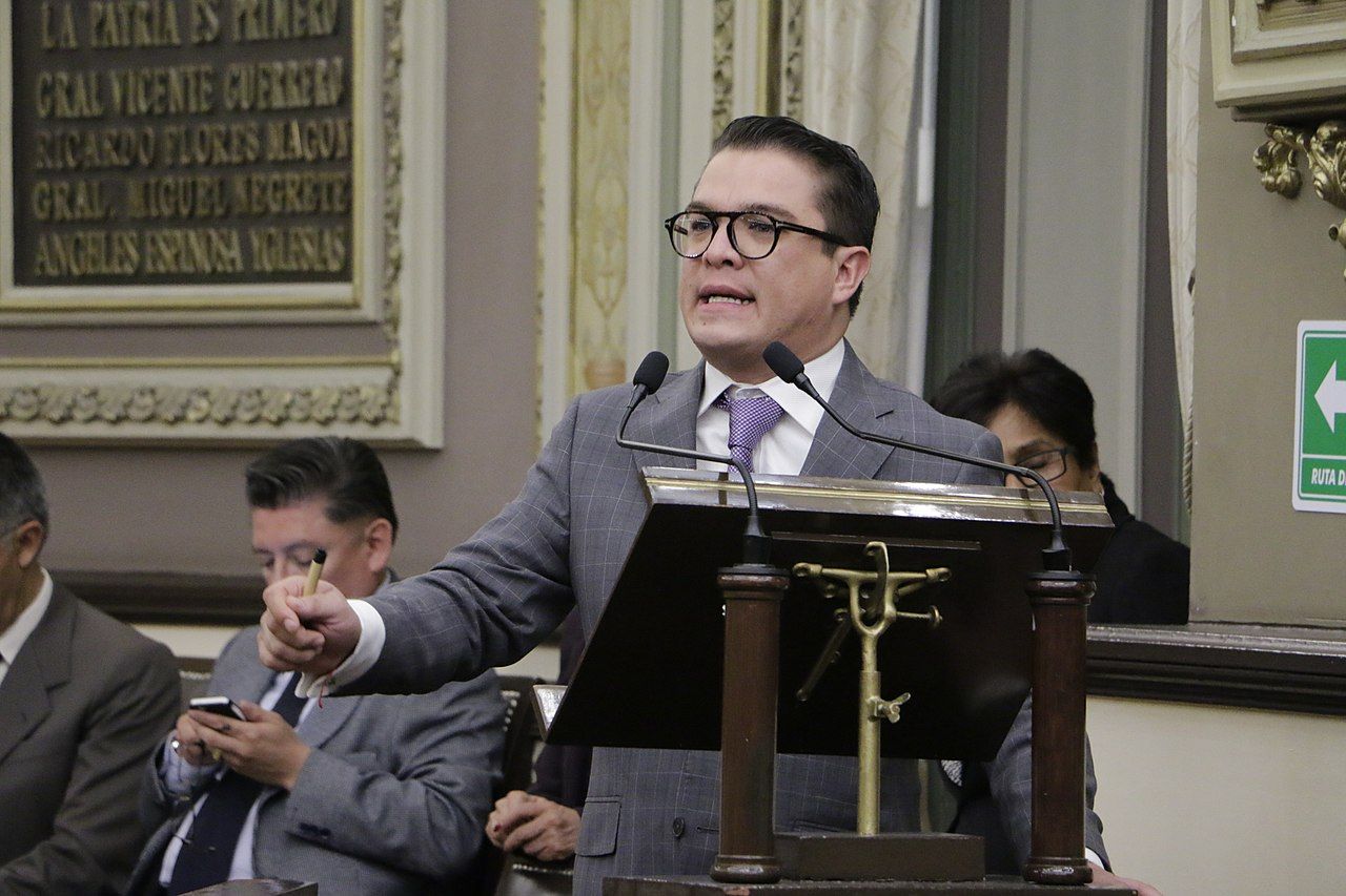 Los Juegos

Medio Ambiente y el agua sucia bajo la publicidad en los puentes