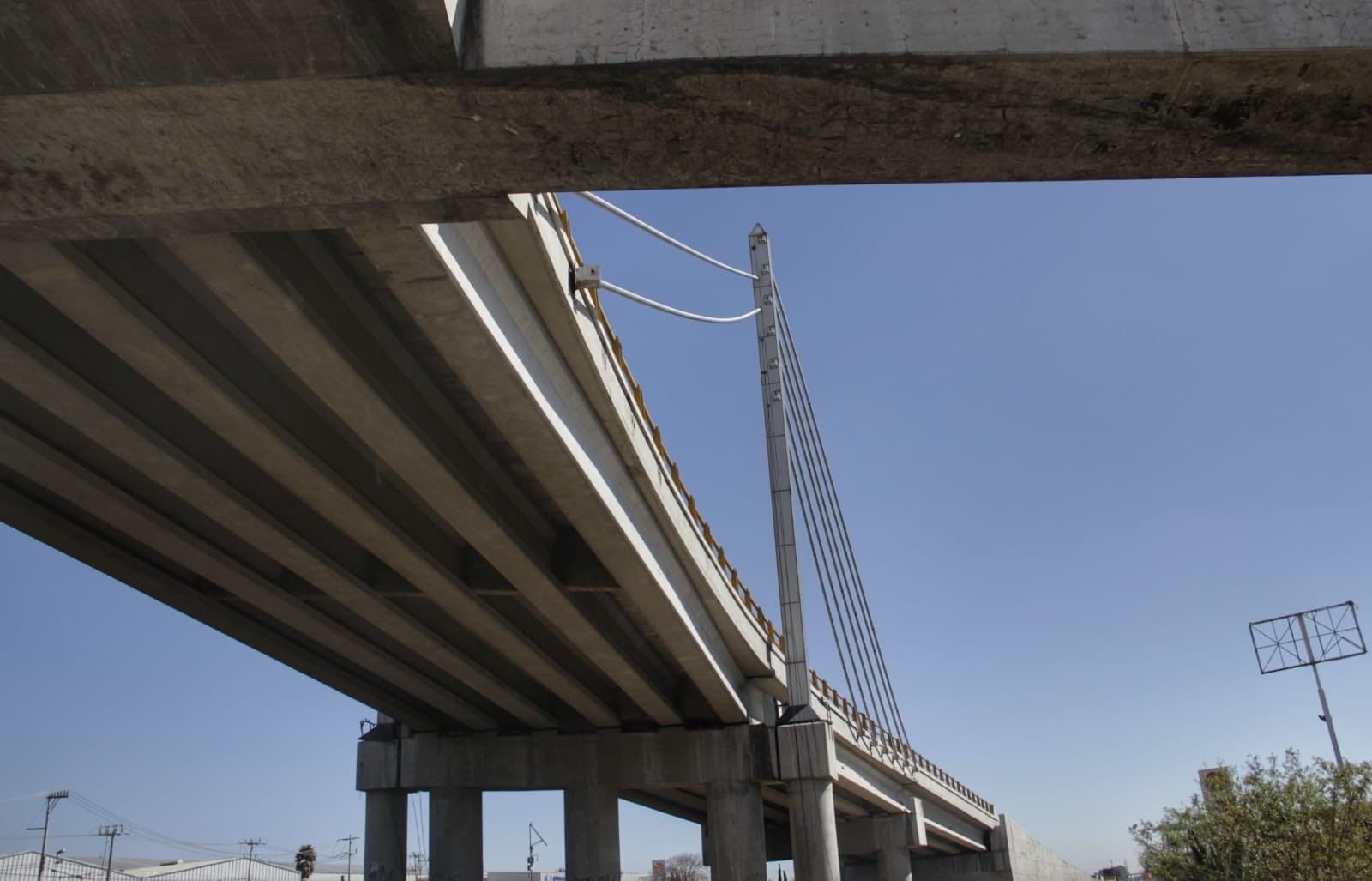 Denuncian en redes robo de cables del puente periférico en Chachapa