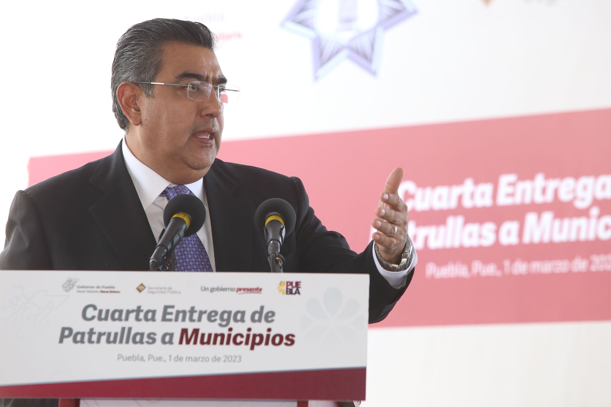 Entrega gobernador de Puebla patrulla a Junta Auxiliar de Chachapa