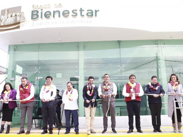 Entrega Sergio Salomón patrullas, un camión de residuos y se inaugura banco del Bienestar en Amozoc.