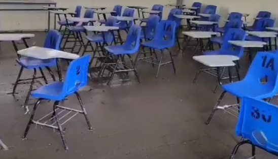 Padres de escuela primaria de Amozoc bloquean carretera federal a Tehuacán.