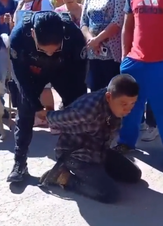 A punto de ser linchado, rescatan a presunto"robachicos" en Amozoc.
