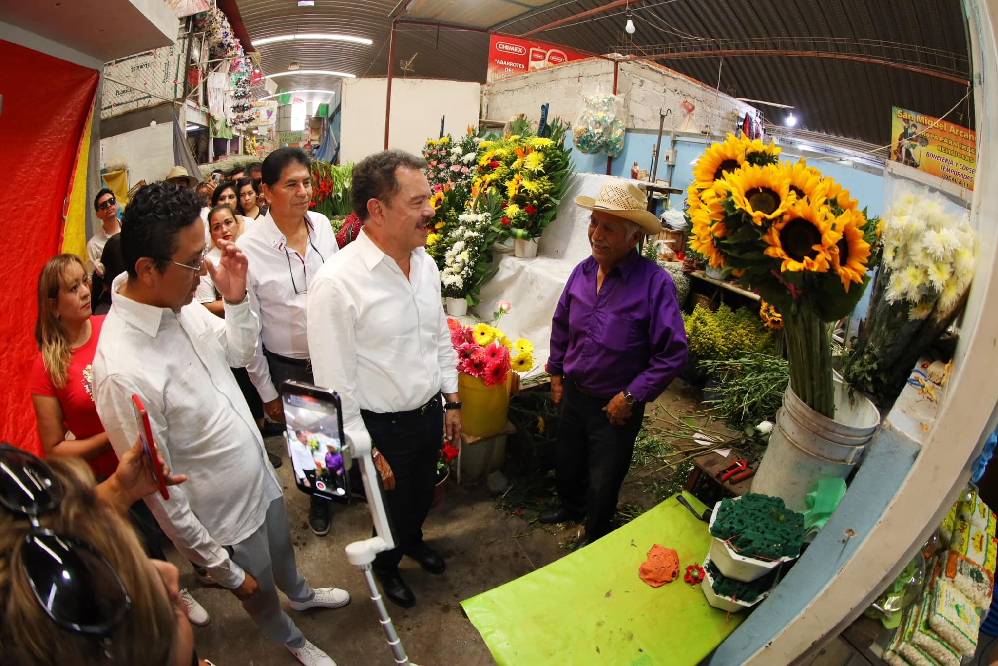 Ignacio Mier Velazco visita el mercado de #Amozoc y escucha a la ciudadanía.