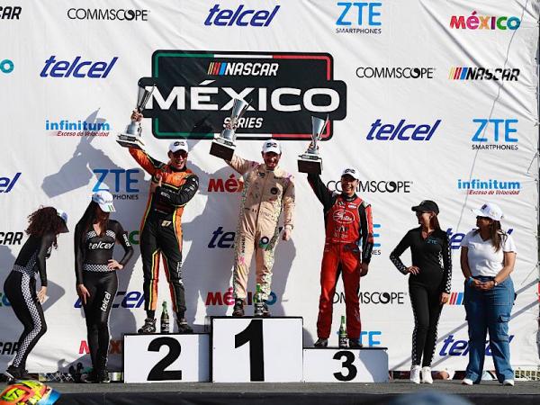 Disfrutaron miles de aficionados en Amozoc  semifinal de Nascar