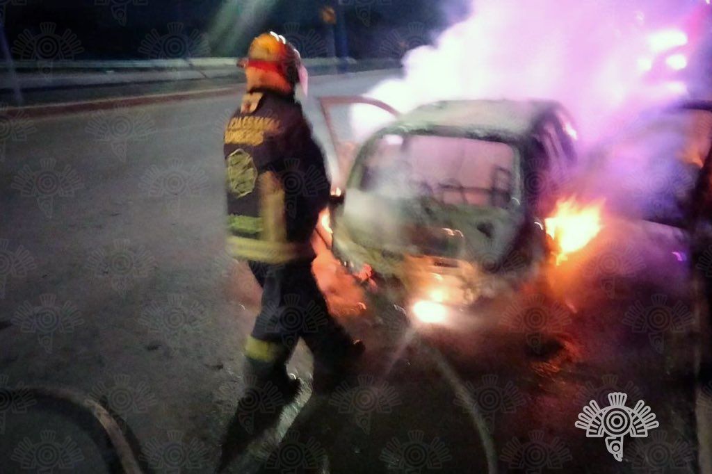 Bomberos sofocan incendio de vehículo en Amozoc.