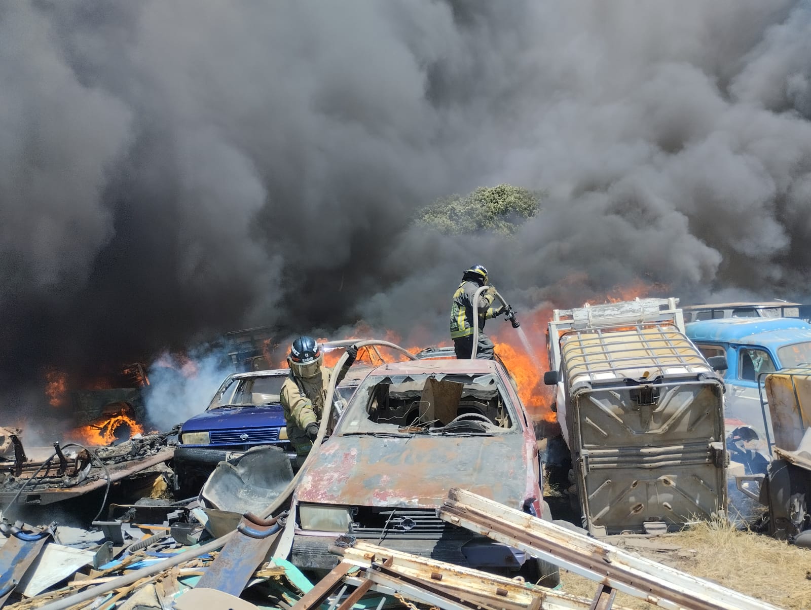 Policías Estatales y Bomberos sofocan incendio en Amozoc