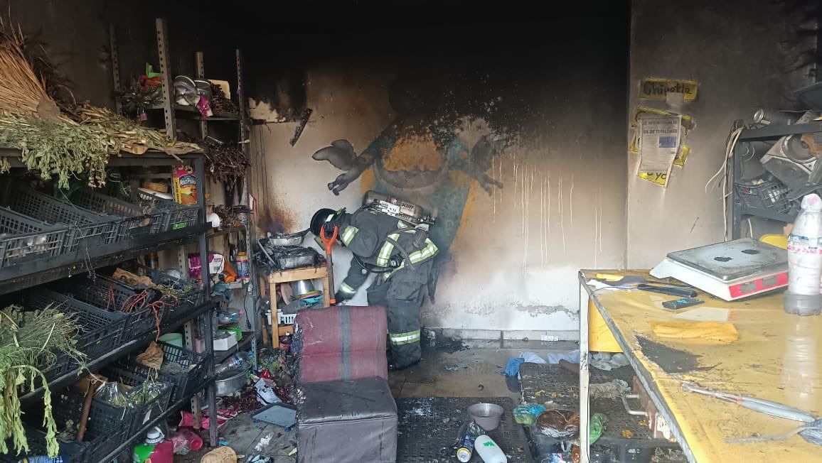 Policías Estatales Bomberos controlan incendio en establecimiento comercial en Amozoc